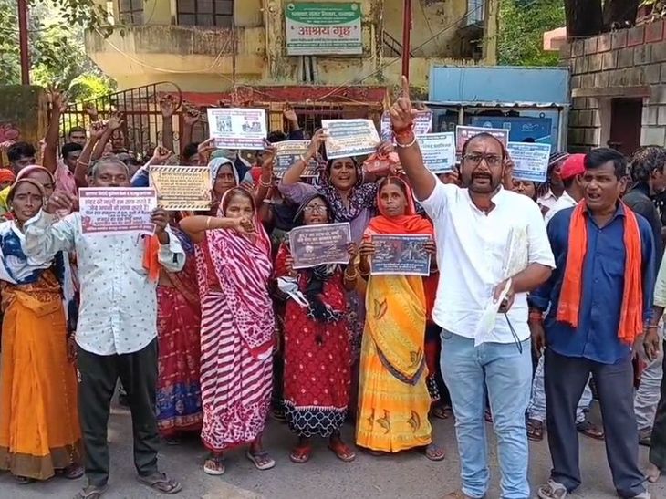 धनबाद नगर निगम के मजदूरों की भूख हड़ताल:घायल सफाईकर्मी के इलाज, ईएसआई सुविधा और वेतन वृद्धि की मांग