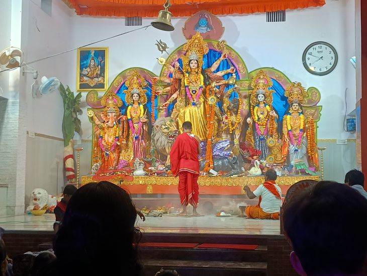 पाकुड़ में नवमी पर पंडालों में उमड़ी भीड़:धुनुची नृत्य और भजनों ने बांधा समां; नृत्य प्रतियोगिता में कलाकारों ने दिखाया हुनर