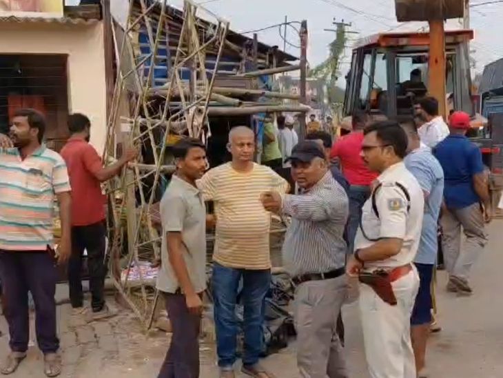 धनबाद में दुर्गा पूजा से पहले अतिक्रमण हटा:सड़क किनारे से दुकानें हटाईं, जाम से मुक्ति और भक्तों की सुविधा के लिए की कार्रवाई