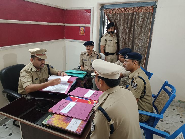 बांका में सूखे नशे के कारोबार पर पुलिस का शिकंजा:युवाओं को निशाना बनाने वालों की होगी पहचान, एसपी ने रजौन सर्किल इंस्पेक्टर कार्यालय का किया निरीक्षण
