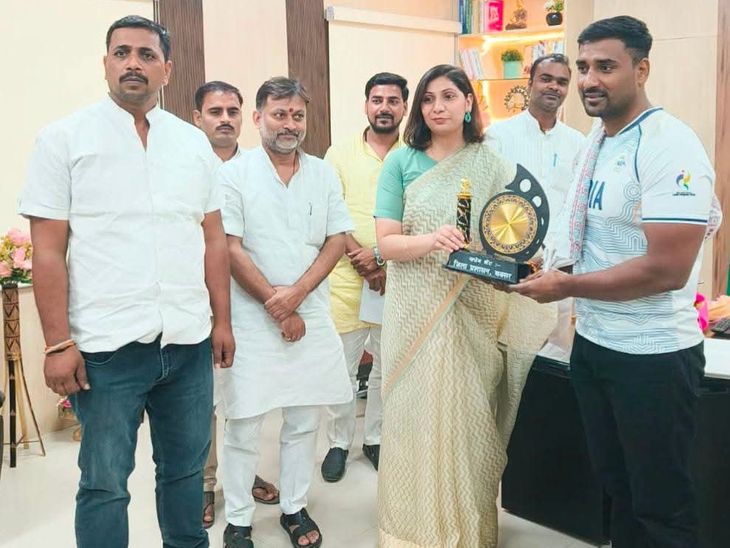 बक्सर के पहलवान अविनाश कुमार सम्मानित:डीएम साहिला ने युवाओं को खेल से जुड़ने के लिए किया प्रेरित