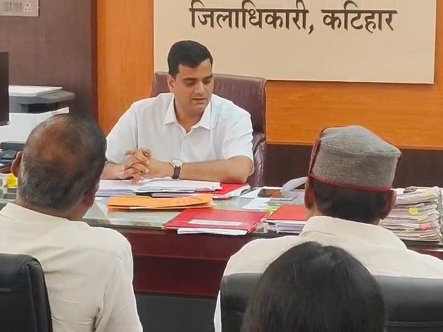 बाढ़ राहत सूची से छूटे परिवारों को मिले मुआवजा:कटिहार में कांग्रेस ने DM को मेमोरैंडम सौंपा, GR फंड और फसल क्षतिपूर्ति की मांग