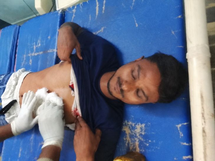 घोड़ासहन में कॉलेज-गेट के पास दो डिलीवरी-बॉय को चाकू मारा:प्रेम-प्रसंग के विवाद में जख्मी हुए, मोतिहारी रेफर; पुलिस जांच में जुटी
