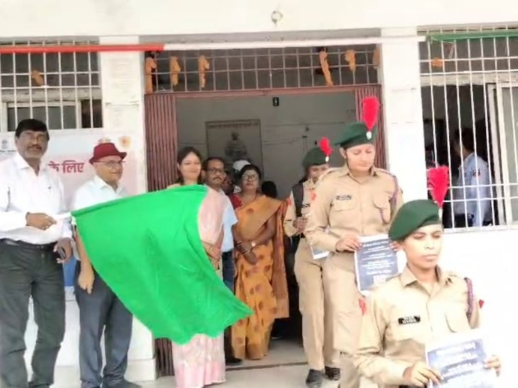 बेतिया में TB के खिलाफ जोश जत्था रवाना:लोगों को समय पर चेकअप और ट्रीटमेंट के लिए किया जाएगा जागरूक