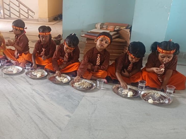 स्वामी विवेकानंद स्कूल में कन्या पूजन:वैदिक मंत्रोच्चार के बीच हुआ पूजन, नौ कन्याओं को भोजन कराया गया