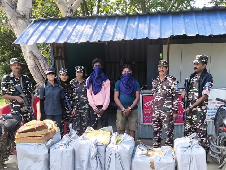 भारत-नेपाल सीमा पर पटाखों की बड़ी खेप जब्त:जयनगर में दो बाइक सवार गिरफ्तार, SSB ने की कार्रवाई; कस्टम को सौंपने की तैयारी