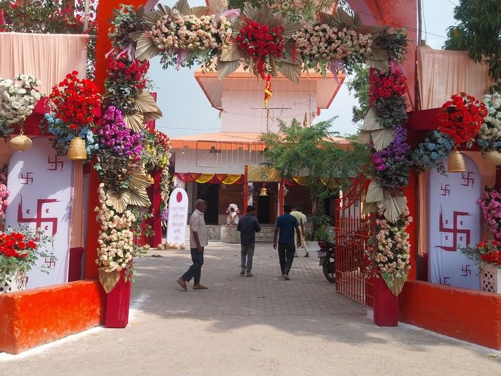 ठाकुरवाड़ी मंदिर में महागौरी की पूजा को लेकर उमड़ी भीड़:1902 में हुई थी स्थापना, नेपाल के राजा ने परमान नदी के किनारे बसंतपुर में बनवाया था मंदिर
