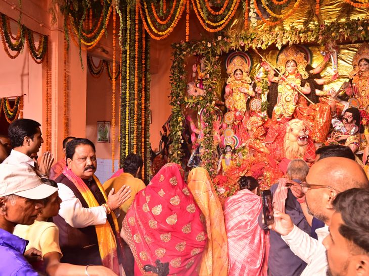 दुर्गा पूजा पर 500 से ज्यादा बकरों की बलि:अररिया के 3 प्रमुख मंदिरों में दर्शन को उमड़ी श्रद्धालुओं की भीड़