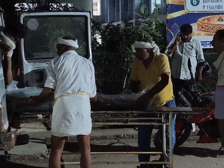 कैमूर में शख्स की गोली लगने से मौत:घर के बाहर मिला शव, पास से देसी कट्टा और जिंदा कारतूस बरामद; आत्महत्या की आशंका