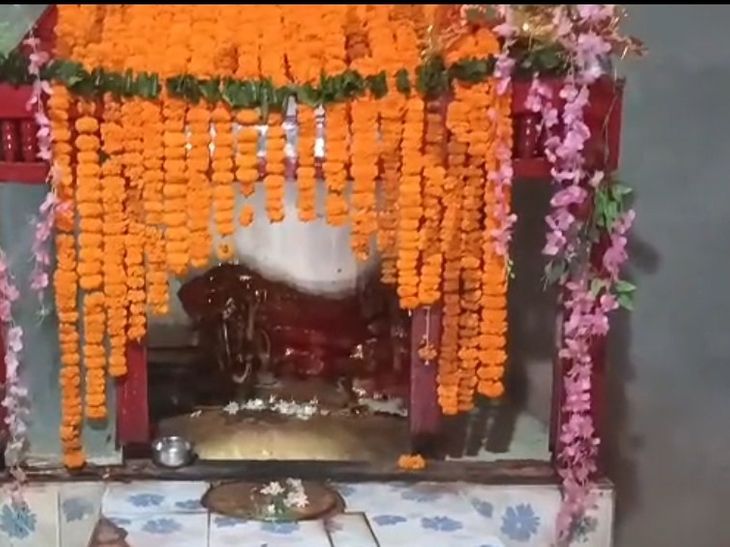 बिजली कटते मंदिर से भगवान सूर्य की अष्टधातु प्रतिमा चोरी:2014 में कुएं के पास नेपाली मुद्रा के साथ मिली थी, बच्चों ने बड़े-बुजुर्गों को सौंपा था