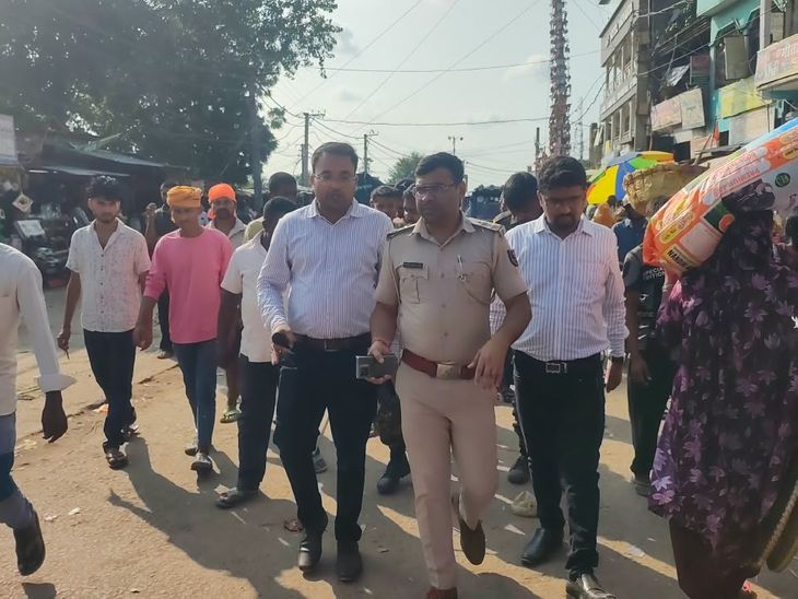 सीतामढ़ी के बैरगनिया बाजार से प्रशासन ने हटाया अतिक्रमण:अधिकारियों के जाते ही फिर लगी दुकानें; लोग बोले- स्थायी समाधान जरूरी