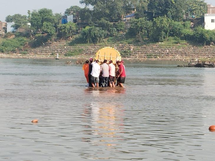 जमशेदपुर में दुर्गा प्रतिमाओं का विसर्जन शुरू:‘अगले बरस फिर आना मां’ के जयकारों से गूंजे घाट, महिलाओं सिंदूर खेला कर मांगा सौभाग्य