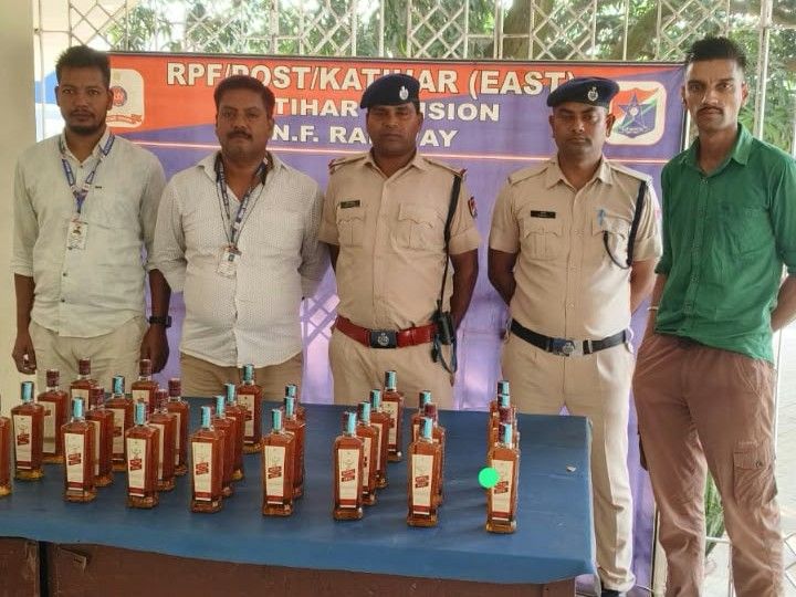 कटिहार में 6 शराब तस्कर गिरफ्तार:विभिन्न थाना क्षेत्रों में छापेमारी, 55.790 लीटर शराब और 3 बाइक जब्त