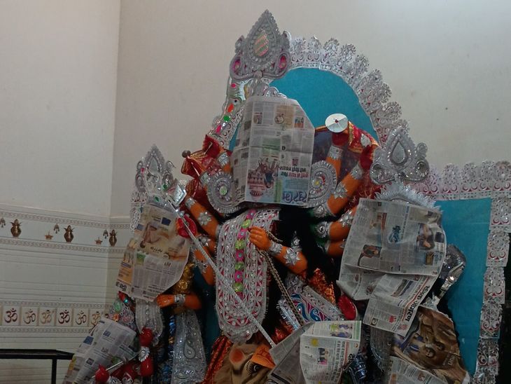 पाकुड़ में मां दुर्गा का विसर्जन कंधे पर होता है:300 साल से एक ही परिवार बना रहा प्रतिमा, सालभर आते हैं श्रद्धालु