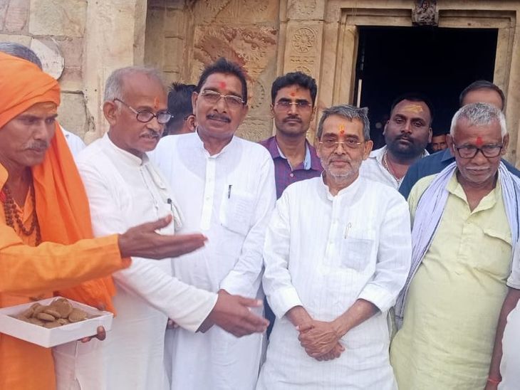 उपेंद्र कुशवाहा ने रोहतास में लोगों की समस्याएं सुनीं:समाधान का आश्वासन दिया, कई जगहों पर हुआ स्वागत
