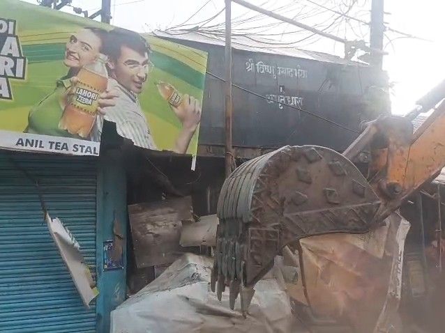 जामताड़ा में अतिक्रमण हटाओ अभियान चला:जेसीबी से दुकानें हटाईं, पूजा के दौरान कार्रवाई पर दुकानदारों ने विरोध जताया