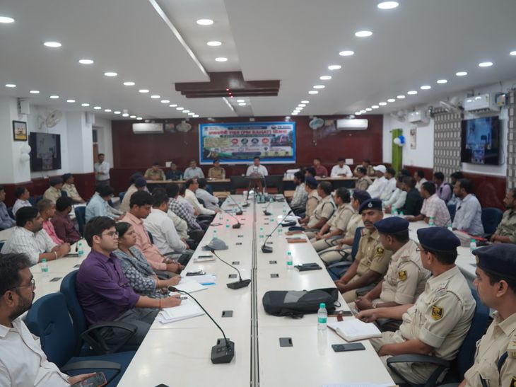 DM बोले-'लंबित मामलों को प्राथमिकता के आधार पर निपटाएं':भू-समाधान पोर्टल, नीलाम पत्र वाद-शस्त्र सत्यापन की समीक्षा, थानों में CCTV लगाने पर जोर