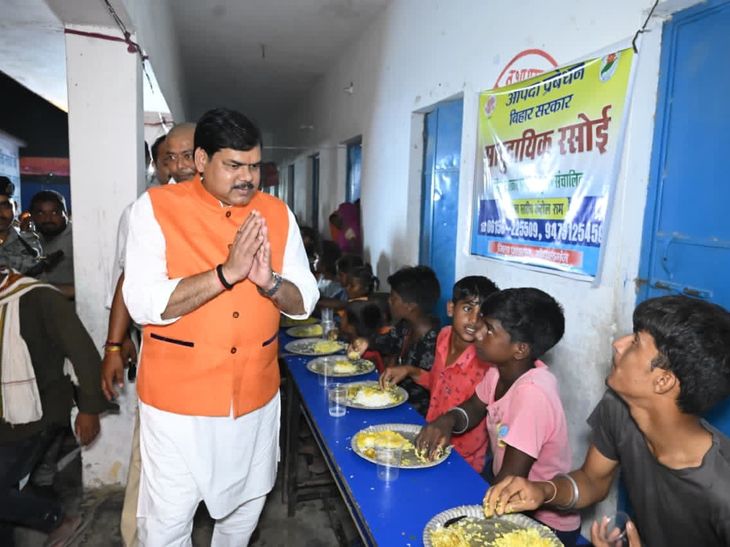 शिक्षा मंत्री मिथिलेश तिवारी बाढ़ प्रभावित क्षेत्रों में पहुंचे:गोपालगंज में राहत कार्यों का लिया जायजा, बोले-किसानों को फसल के नुकसान का मिलेगा मुआवजा