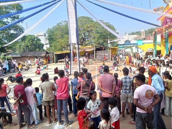 समस्तीपुर रमौल दुर्गा मेले में बच्चों ने रंगोली, डांस में:कलम गिराओ, म्यूजिकल चेयर समेत कई प्रतियोगिताओं में लिया हिस्सा; मेधावी छात्र भी सम्मानित