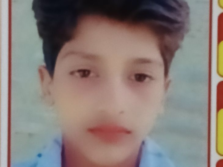 गन्ने के खेत में मिट्टी के नीचे मिला शव:परिजनों ने बिजली के करंट से मौत की जताई आशंका
