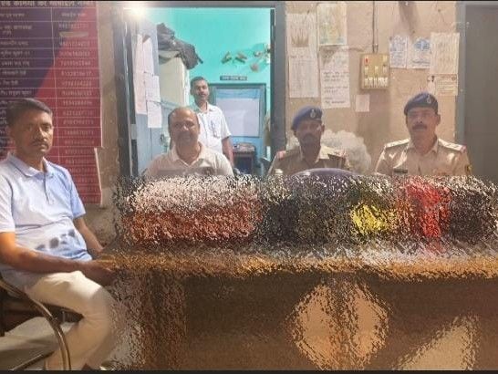 मधुबनी में दो फरार जमानतदार गिरफ्तार:30 लीटर विदेशी शराब भी जब्त, किशोर न्याय परिषद के निर्देश पर हुई कार्रवाई
