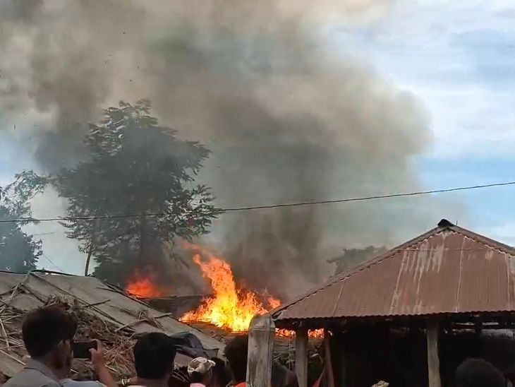 मधेपुरा में गैस रिसाव से 10 घर जले:4 सिलेंडर फटे, 25 लाख रुपए से ज्यादा का नुकसान