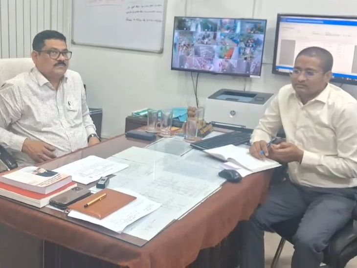 निबंधन कार्यालय का ADM ने किया निरीक्षण:पेपरलेस रजिस्ट्री व्यवस्था की जांच, जमीन रजिस्ट्री कराने आए लोगों से लिया फीडबैक