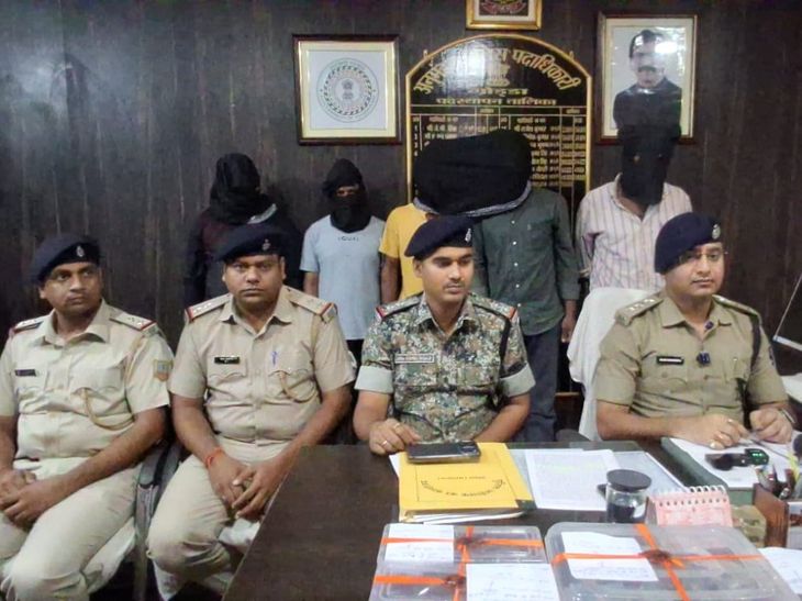 गोड्डा में ब्राउन शुगर के साथ 5 आरोपी गिरफ्तार:एक का रहा है आपराधिक रिकॉर्ड, 50.5 ग्राम ब्राउन शुगर और 58,250 रुपए बरामद