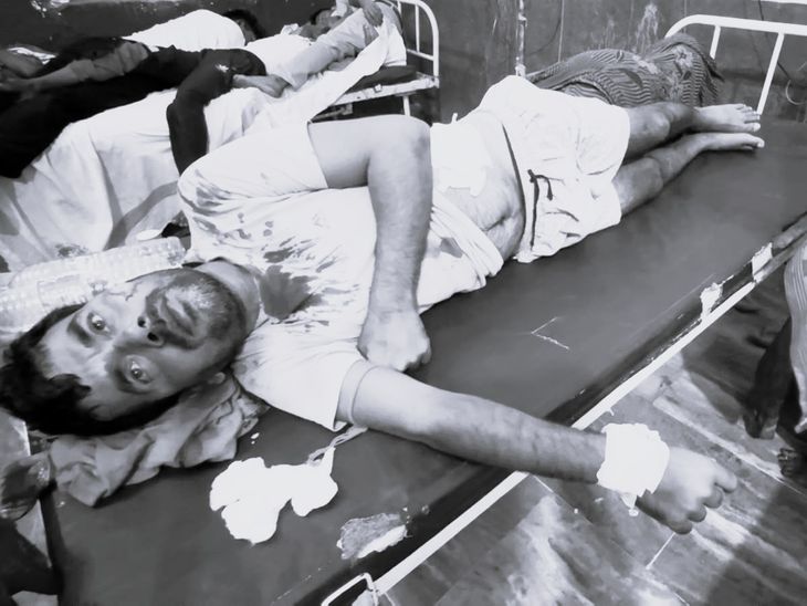 बालू माफिया ने युवक पर चाकू से हमला किया:ई-रिक्शा हटाने को लेकर विवाद; एक गिरफ्तार, ट्रैक्टर जब्त