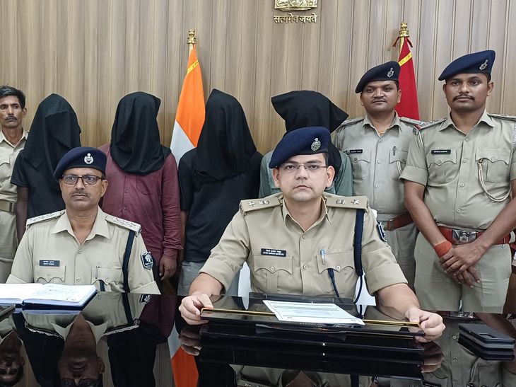 मुंगेर में लूटा CNG ऑटो धनबाद से मिला:बुकिंग के बहाने जंगल ले गए थे, ड्राइवर को बांधकर की वारदात, ₹25 हजार में बेचा; 4 गिरफ्तार