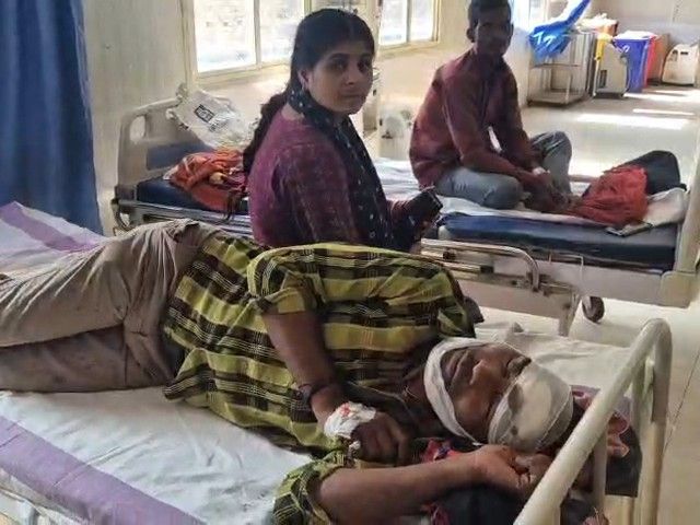 हनुमानी छीनने में नाकाम बदमाशों ने हॉकर को चाकू मारा:सीतामढ़ी में पेपर विक्रेता से वारदात, सदर अस्पताल में भर्ती; पत्नी बोली-देर से पहुंची पुलिस