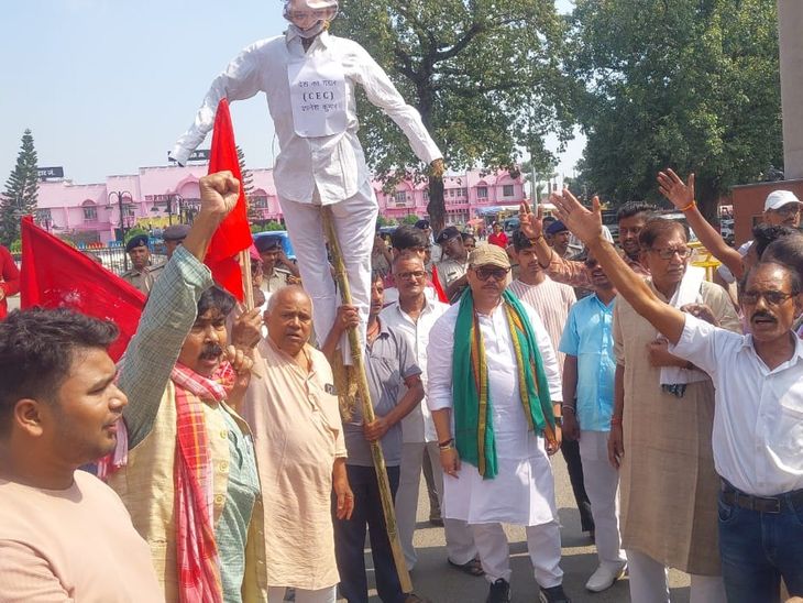 कटिहार में इंडिया गठबंधन का प्रदर्शन:ज्ञानेश कुमार के इस्तीफे की मांग की, जेपी चौक पर महबूब आलम ने चप्पलों से पीटा पुतला