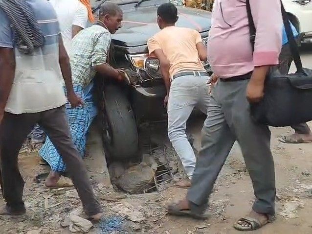 नवादा में एक महीने पहले बना नाला टूटा:पहिया फंसने से पलटने से बची गाड़ी, SH-82 के निर्माण की गुणवत्ता पर उठे सवाल