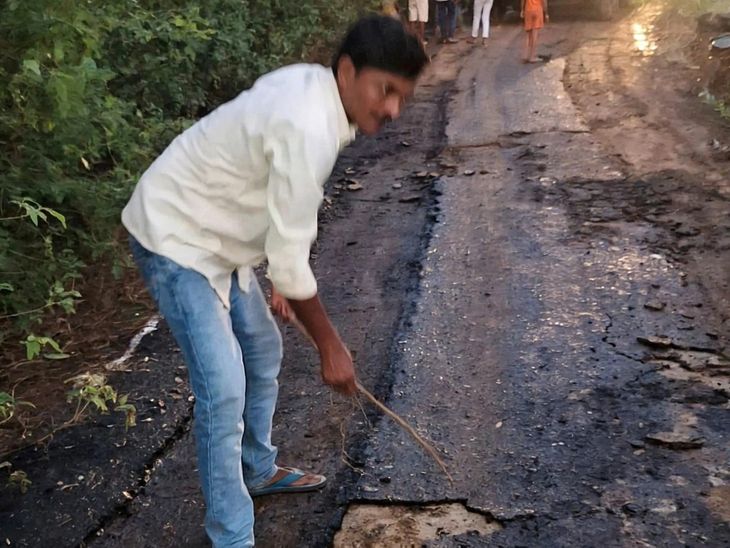 जमुई में CM के दौरे से पहले रातोंरात सड़क मरम्मत:हाथ से उखड़ी डामर की परत; ग्रामीणों ने काम रुकवाया, जांच की मांग की
