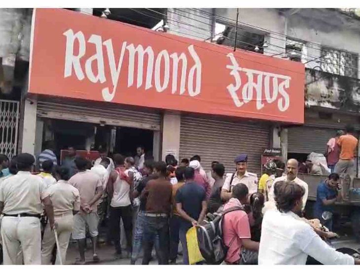 मोतिहारी में रेमंड शोरूम का कब्जा मकान मालिक को मिला:मेन रोड स्थित अनिता जायसवाल मार्केट का विवाद कोर्ट के आदेश पर खत्म