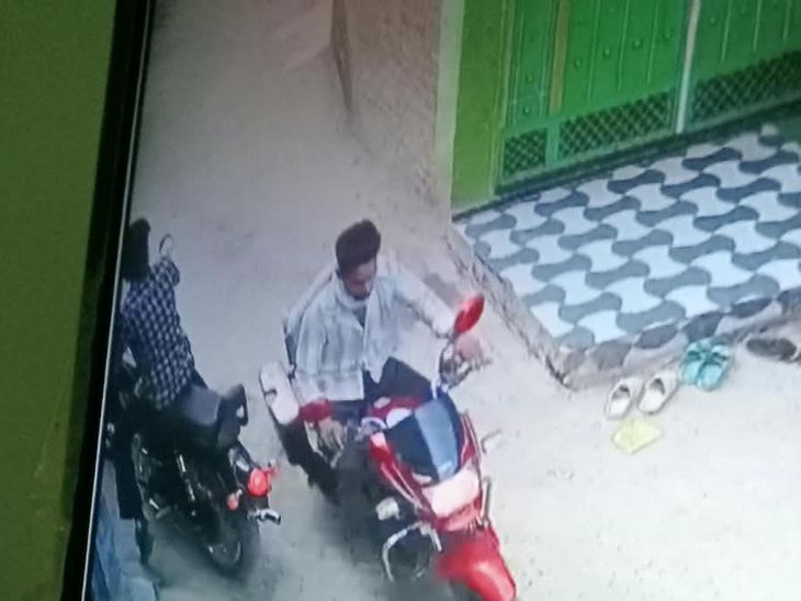 Kishanganj Bike Theft | CCTV Footage Shows Thief Stealing Super Splendor