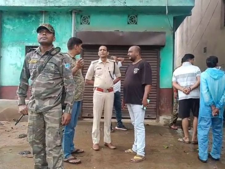 धनबाद में लिलोरी स्थान मंदिर के पुरोहित का मिला शव:गला घोंटने और चाकू से वार करने के शरीर पर निशान, अकेले ही रहते थे