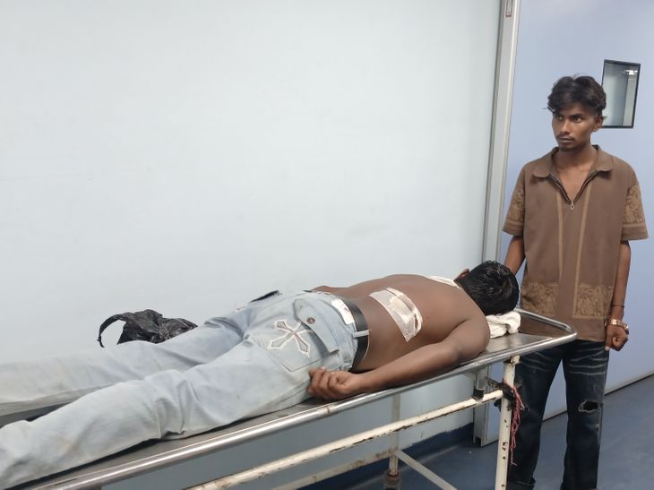 गोपालगंज-युवक को घेरकर चाकू से ताबड़तोड़ हमला:1 महीने पुरानी बाइक टक्कर के विवाद में बदला लेने का आरोप, आरोपियों की तलाश में छापेमारी