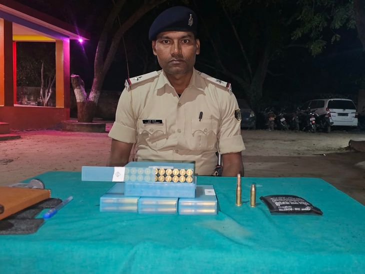 कैमूर-फायरिंग का आरोपी 100 जिंदा कारतूस के साथ अरेस्ट:घटनास्थल से खोखा मिलने के बाद पुलिस ने की छापेमारी