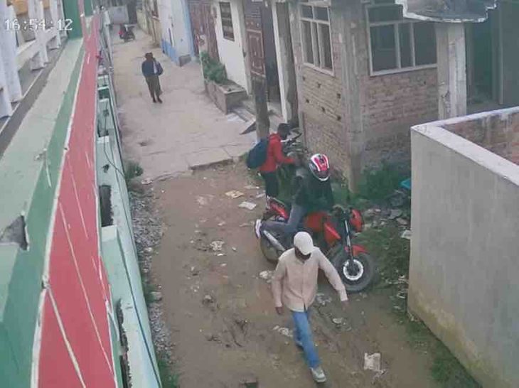 मोतिहारी में RWD कर्मी के घर 5 बदमाशों ने लूटा:CCTV फुटेज में दिखे अपराधी, 50 लाख के गहने लेकर भागे