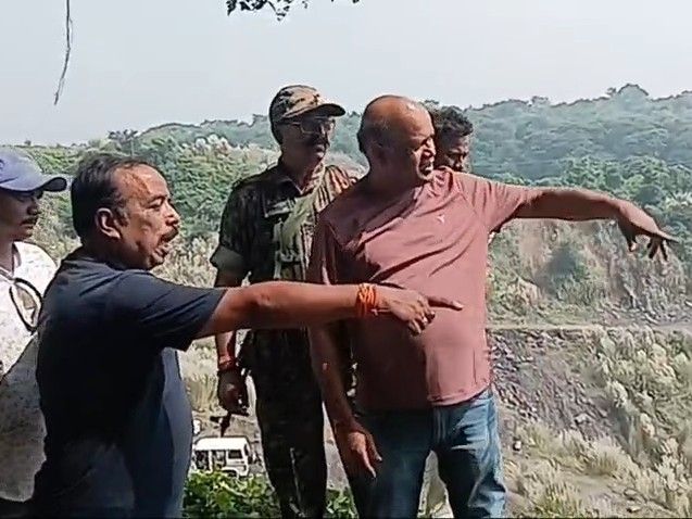निरसा विधायक अरूप चटर्जी खुद पहुंचे कोयला खदान:राजा कोलियरी में चल रहा था अवैध खनन, बिजली के तार और मशीनें जब्त की गईं