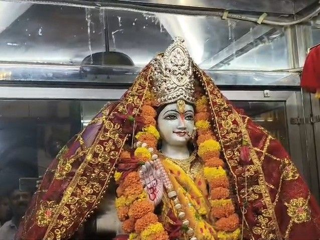 स्वर्ण व्यवसायी ने माता-रानी को चढ़ाया 4GM का मांग टिका:कैमूर- वार्ड 24 के माता रानी मंदिर, मोहल्लेवासियों ने किया सहयोग