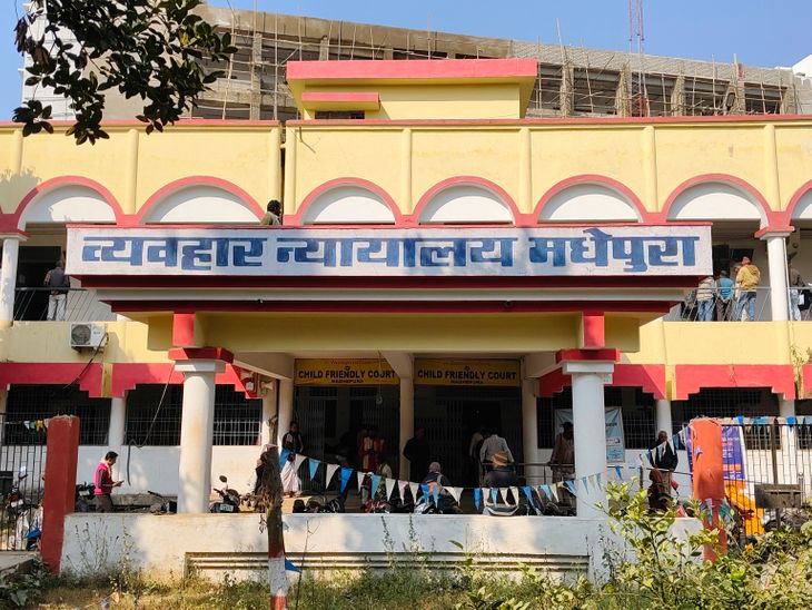 मधेपुरा में शराब तस्कर को 5 साल की सजा:2022 में घर से मिला था 25 लीटर विदेशी शराब, 1 लाख रुपए का लगा जुर्माना