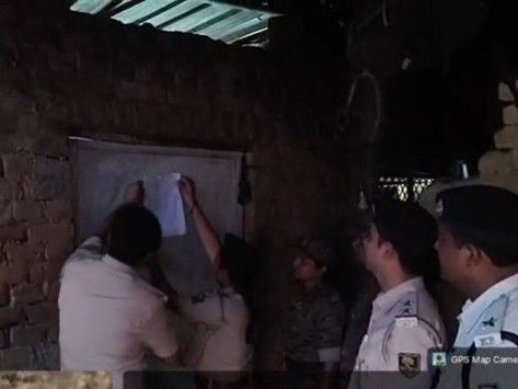 जमुई-3 फरार आरोपियों के घर चस्पा हुआ इश्तहार:23 साल पुराना दोहरा हत्याकांड, ढोल बजाकर पुलिस ने दी जानकारी