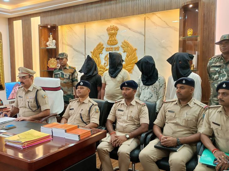 पाकुड़ में राशन दुकान लूटने आए 4 अपराधी गिरफ्तार:पुलिस ने एक पिस्टल, दो कट्टा और 7 जिंदा कारतूस किए जब्त, 2 फरार