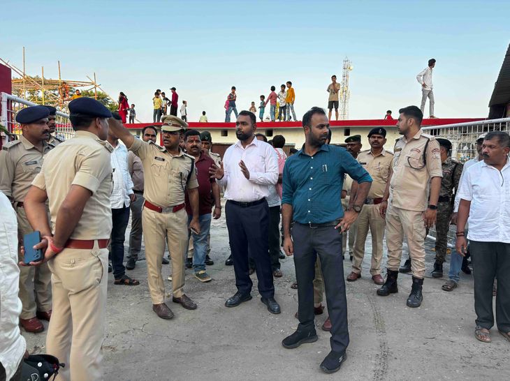 मोतिहारी में दुर्गा पूजा पंडालों का DM-SP ने किया निरीक्षण:सभी पंडालों में CCTV कैमरे लगेंगे, दुकानें बस स्टैंड के पास लगेंगी