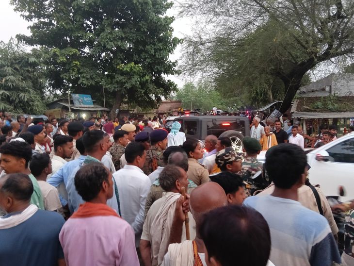 पश्चिम चंपारण में बाढ़ पीड़ितों से मिले पप्पू यादव:राहत सामग्री बांटी; बोले- PM इस्तीफा दें, CEC ज्ञानेश कुमार को फांसी हो