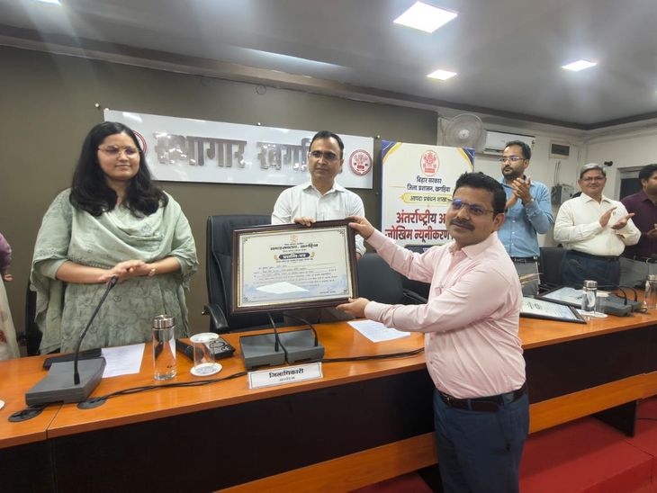 आपदा मित्रों और कर्मियों को किया गया सम्मानित:खगड़िया में अंतरराष्ट्रीय आपदा जोखिम न्यूनीकरण दिवस पर सम्मान समारोह