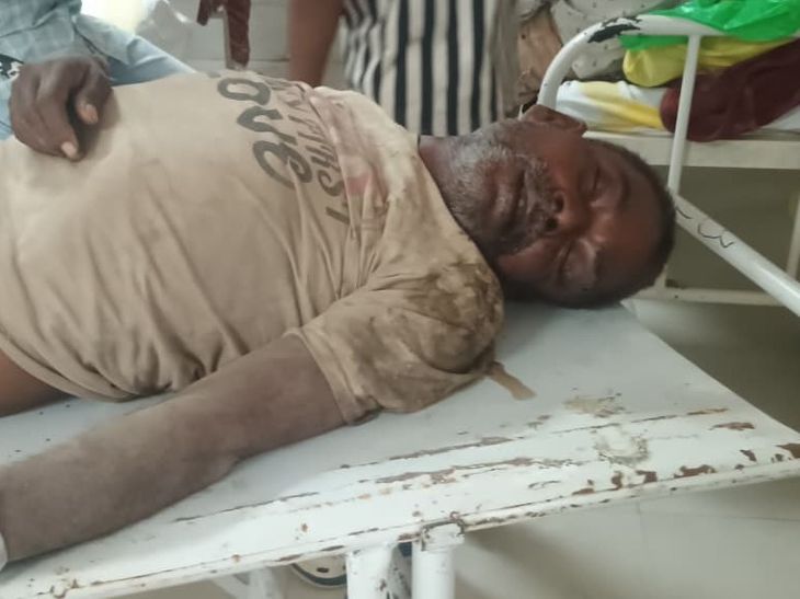 डंपर ने बाइक सवार 2 पुलिस अफसरों को टक्कर मारी:दोनों गंभीर घायल, एक्सीडेंट के बाद हायर सेंटर रेफर