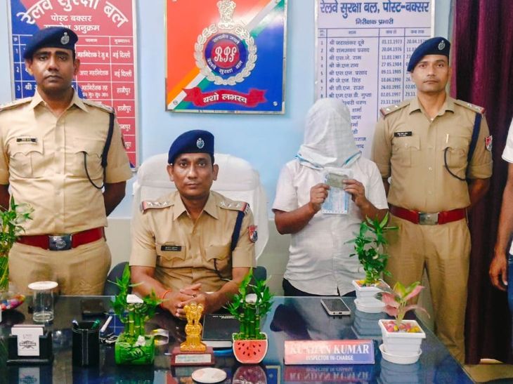 रघुनाथपुर स्टेशन पर तत्काल टिकट दलाली करते एक गिरफ्तार:ब्रह्मपुर का विकास कुमार पकड़ाया, त्योहारों में RPF की दलालों पर नजर